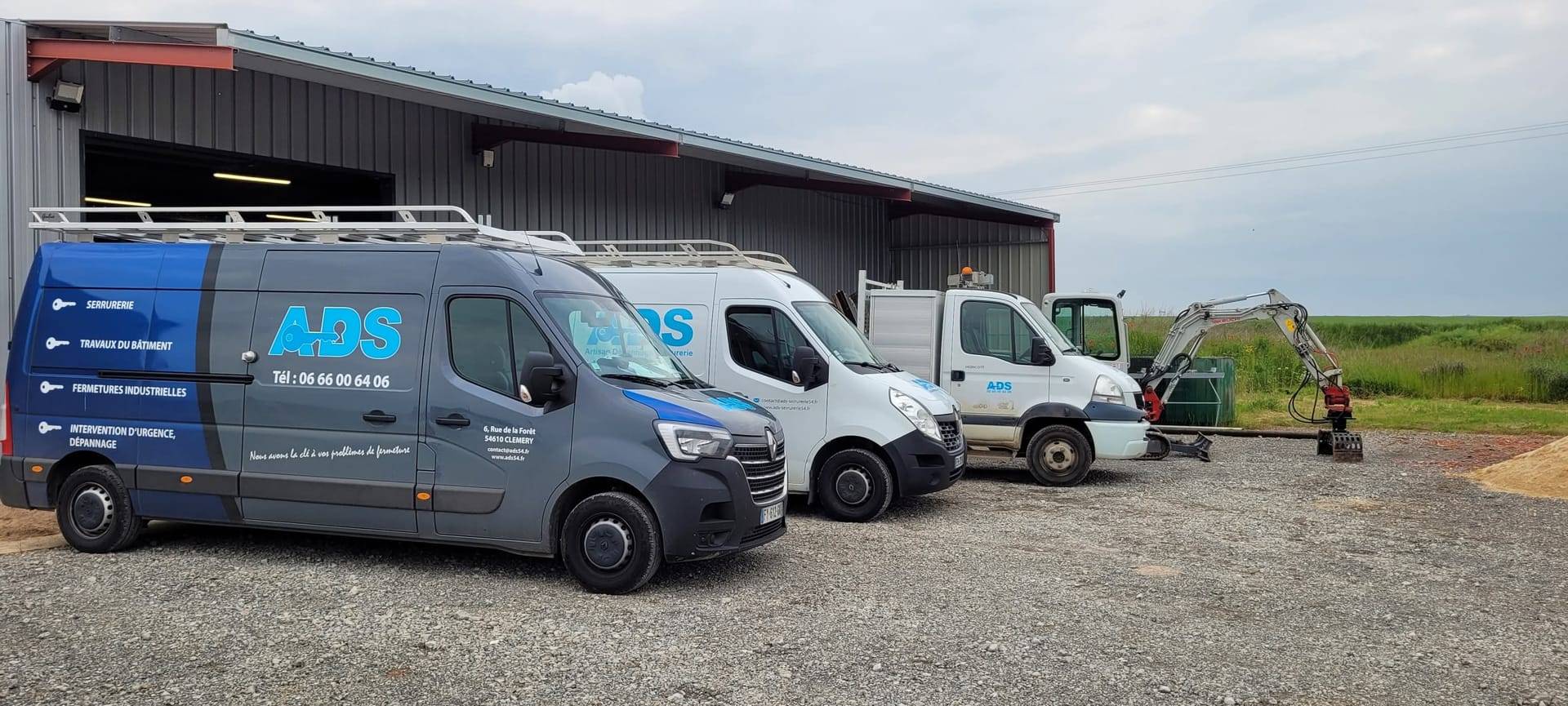Camionnettes de l’atelier ADS Clémery devant le hangar, à Clémery